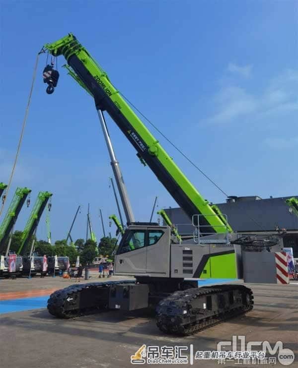 乘风破浪！中联重科两款伸缩臂履带起重机新品ZCT550/ZCT900上市