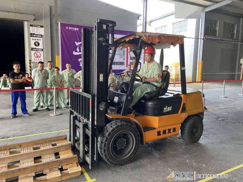 钟管镇开展民营企业起重装卸机械操作工职业技能大赛