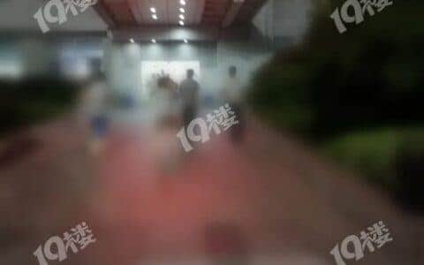 嘉兴一老板被亲戚遥控的吊车钢轮碾过脚掌！必须截肢！亲戚夫妻跪着和老板娘连连道歉