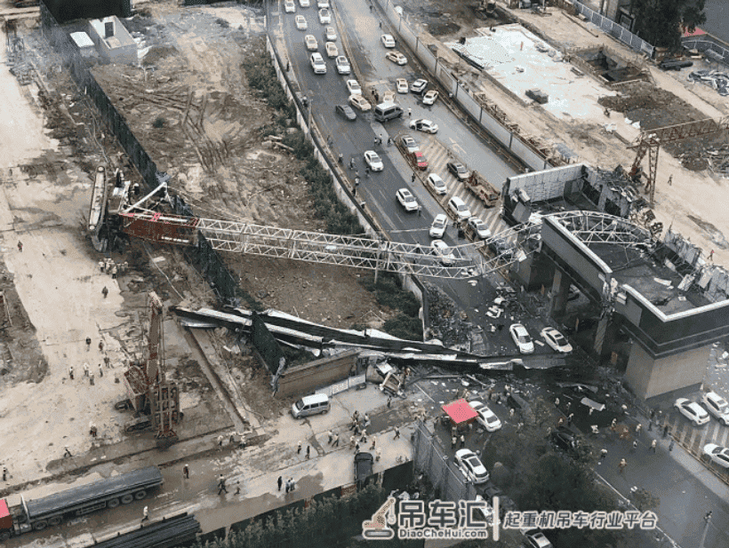 突发！起吊钢筋笼时，350吨履带吊侧翻闹市！