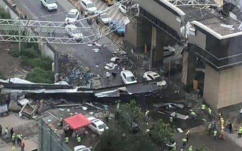 惊险！塔吊倒塌砸扁过路车，伤者被困后座呼救