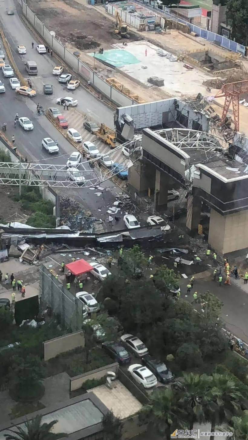 惊险!塔吊倒塌砸扁过路车,伤者被困后座呼救