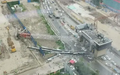 突发！一建筑工地起重机侧翻，砸中路边车辆