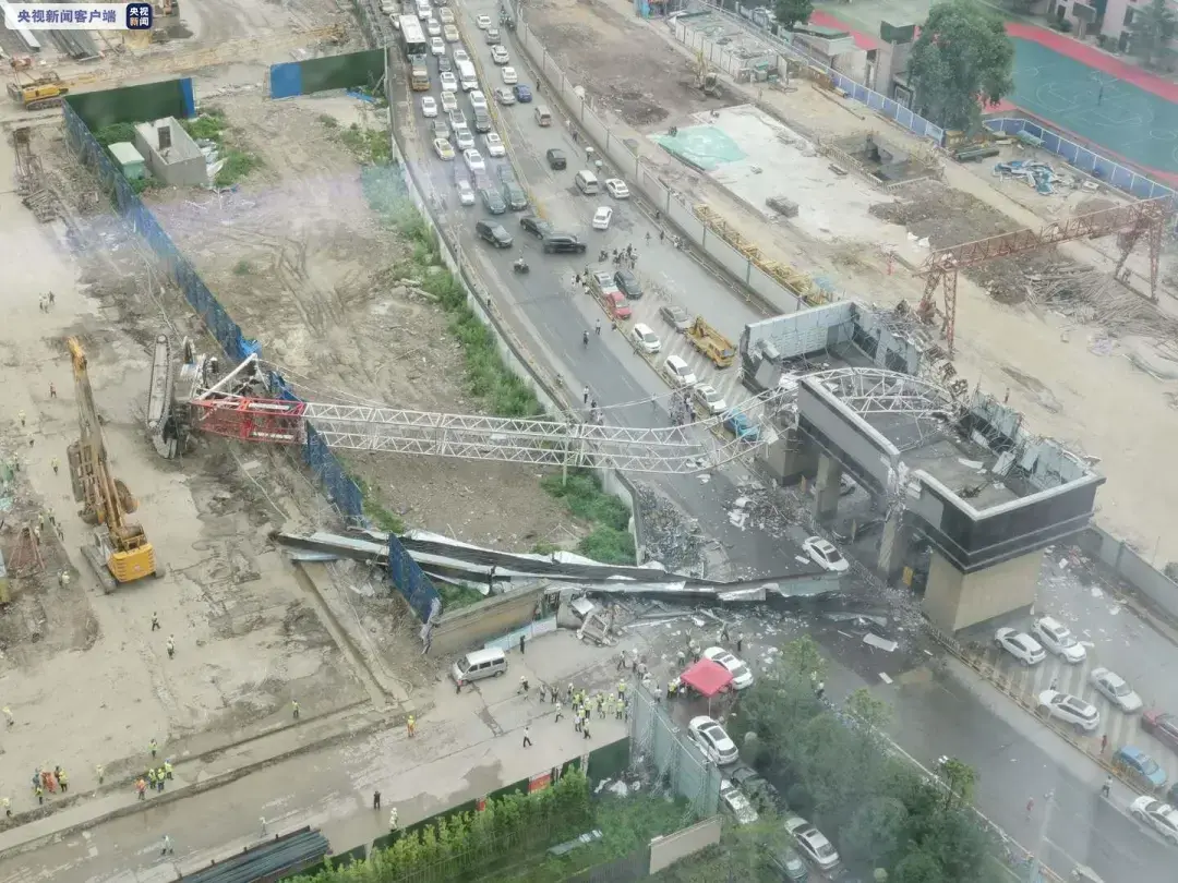 突发！一建筑工地起重机侧翻，砸中路边车辆