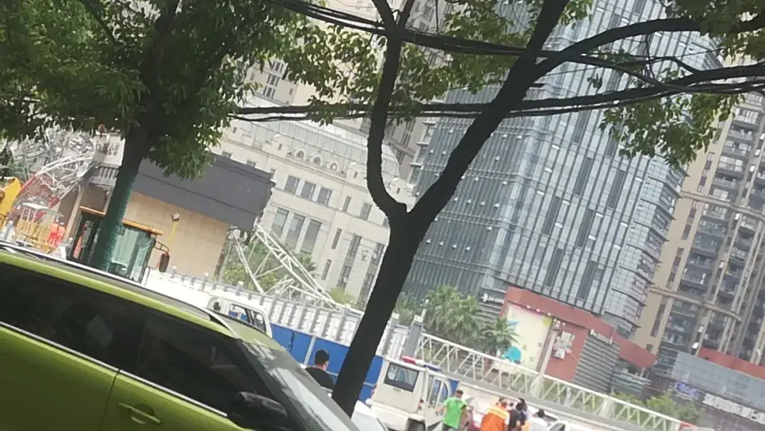 突发!一建筑工地起重机侧翻,砸中路边车辆