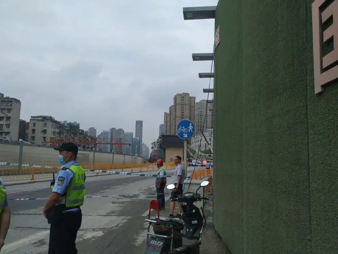 突发!一建筑工地起重机侧翻,砸中路边车辆