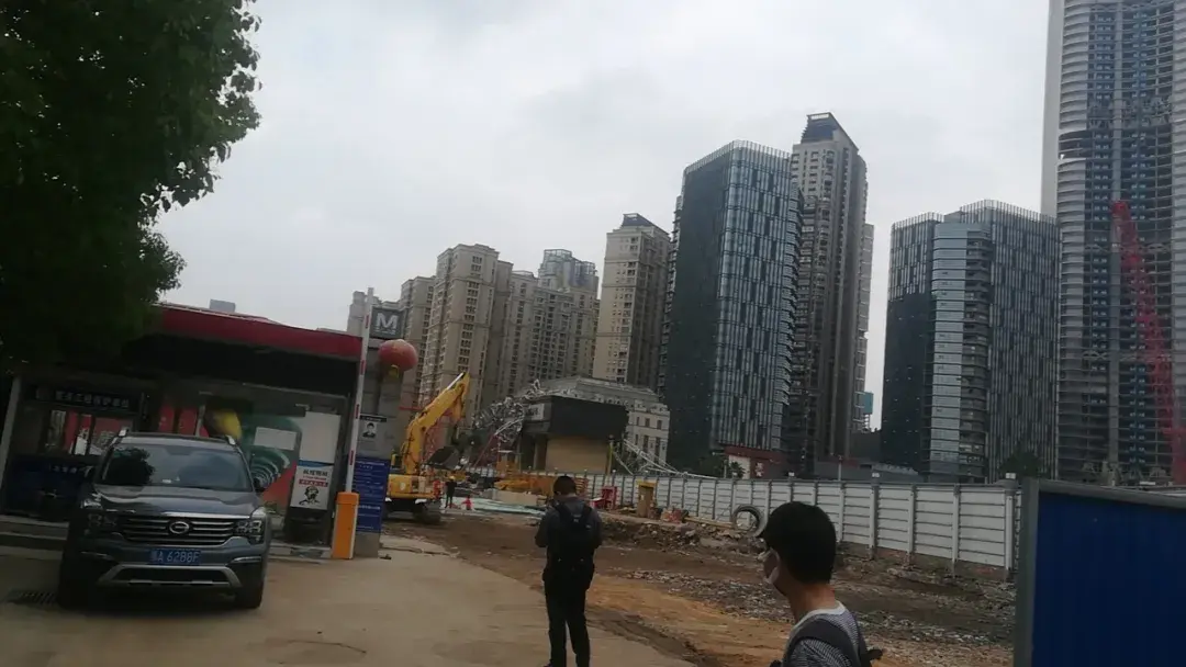 突发!一建筑工地起重机侧翻,砸中路边车辆