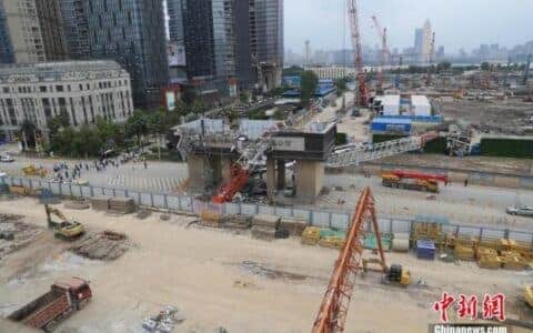武汉一工地履带吊倒塌 两人受伤两台车受损