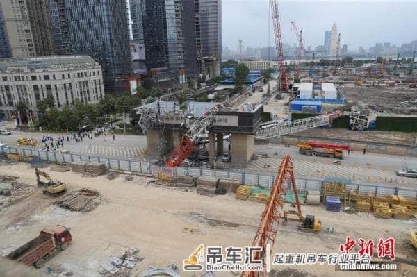 武汉一工地履带吊倒塌 两人受伤两台车受损