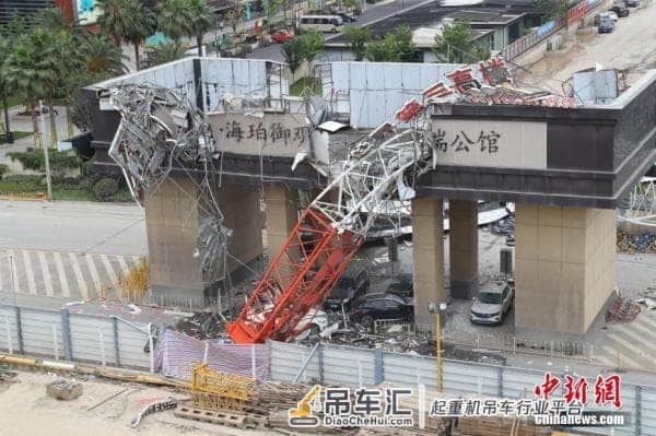 武汉一工地履带吊倒塌 两人受伤两台车受损