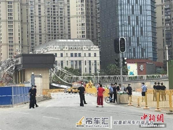 武汉一工地履带吊倒塌 两人受伤两台车受损