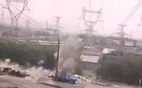 吊车碰高压线工人触电死亡，只因违章施工，3个方法让你远离危险