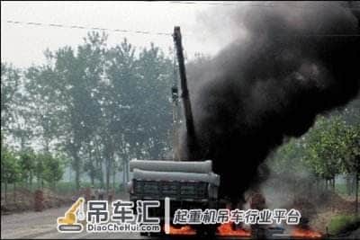 吊车碰高压线工人触电死亡,只因违章施工,3个方法让你远离危险