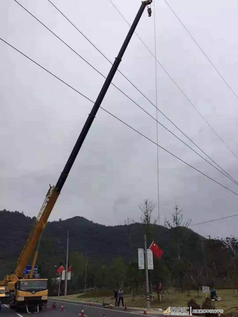 吊车碰高压线工人触电死亡,只因违章施工,3个方法让你远离危险