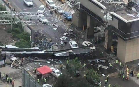 突发：绿地武汉工地塔吊倒塌，有私家车被砸中