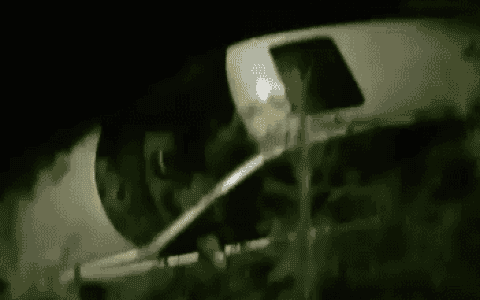 荷一路某会所门口一女司机开车掉下河！大吊车也出动