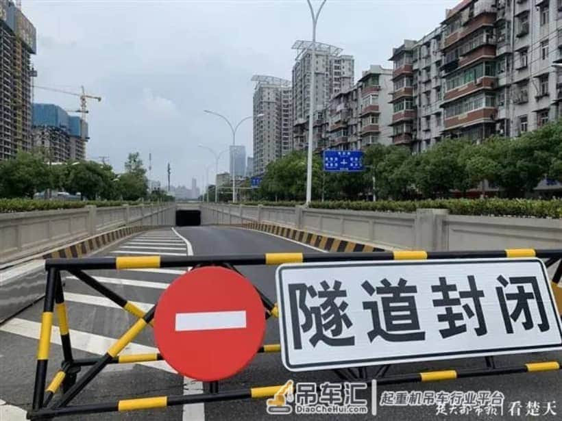 紧急通知!受履带吊侧翻事故影响,这个出口临时封闭