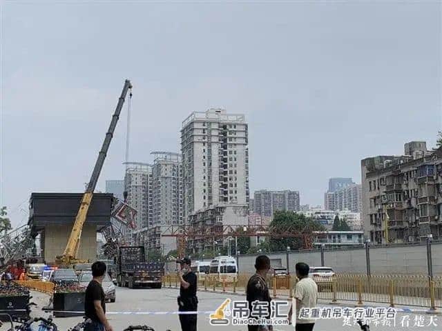 紧急通知!受履带吊侧翻事故影响,这个出口临时封闭