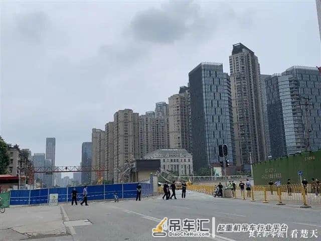 紧急通知!受履带吊侧翻事故影响,这个出口临时封闭