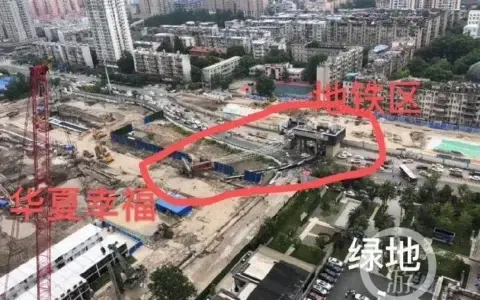 突发：武汉市一工地履带式起重机侧翻，砸中路边车辆