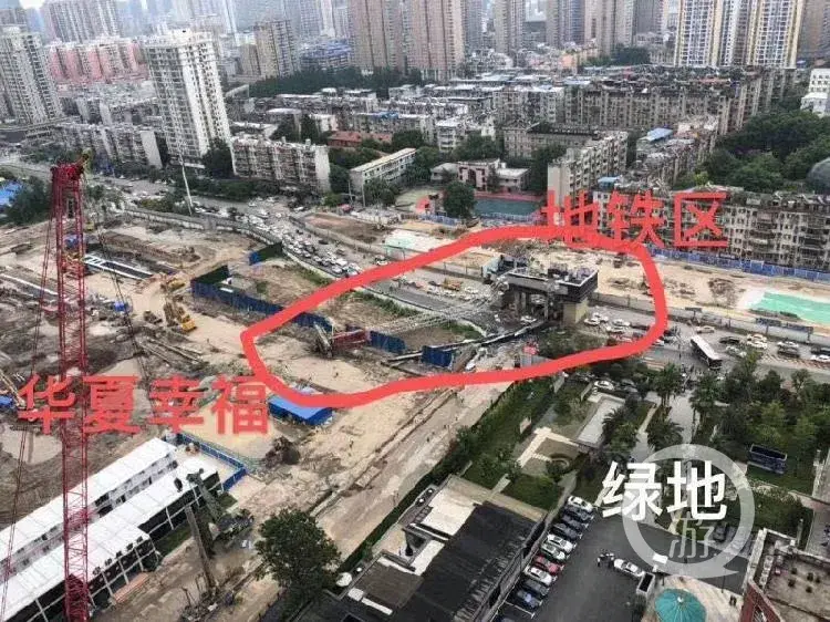 突发:武汉市一工地履带式起重机侧翻,砸中路边车辆