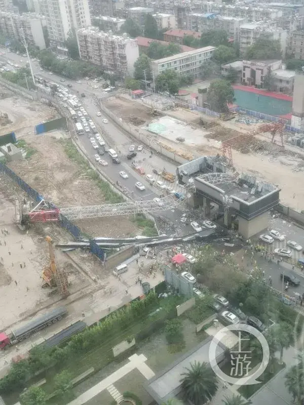 突发:武汉市一工地履带式起重机侧翻,砸中路边车辆