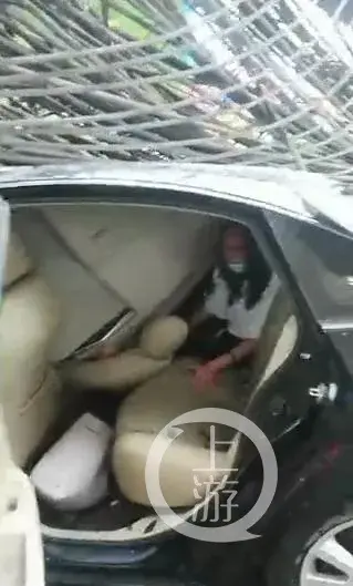 突发:武汉市一工地履带式起重机侧翻,砸中路边车辆