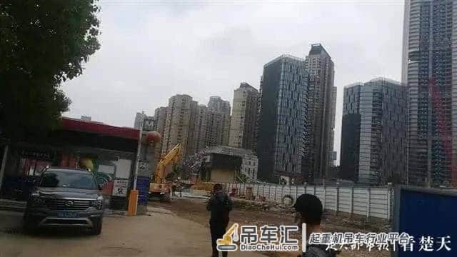 突发!武汉闹市一工地塔吊倒塌,有车辆被砸,多人受伤