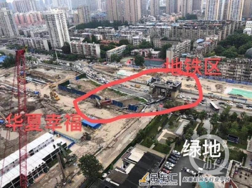 武汉一工地履带吊侧翻砸中路边车辆,2人受伤无生命危险