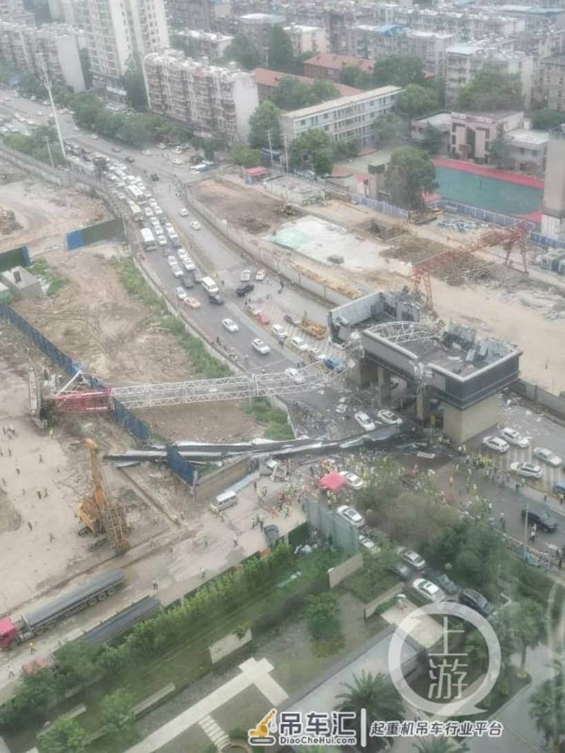武汉一工地履带吊侧翻砸中路边车辆,2人受伤无生命危险