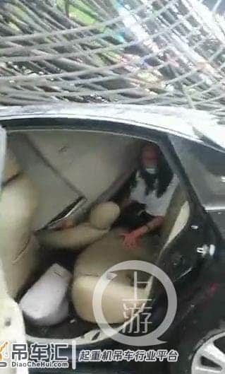 武汉一工地履带吊侧翻砸中路边车辆,2人受伤无生命危险