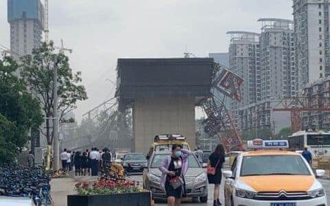 武汉一工地塔吊倒塌砸中2车致2人受伤，官方：移动时发生侧翻
