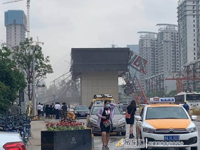武汉一工地塔吊倒塌砸中2车致2人受伤,官方:移动时发生侧翻