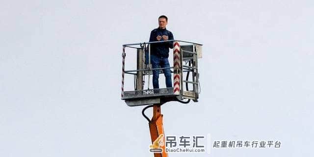 空场比赛怎么看球?国外球迷租起重机观赛,这波操作堪比蜘蛛侠