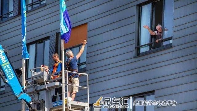 空场比赛怎么看球?国外球迷租起重机观赛,这波操作堪比蜘蛛侠