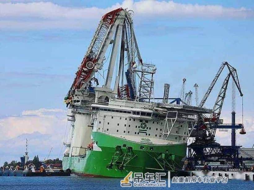 空场比赛怎么看球?国外球迷租起重机观赛,这波操作堪比蜘蛛侠