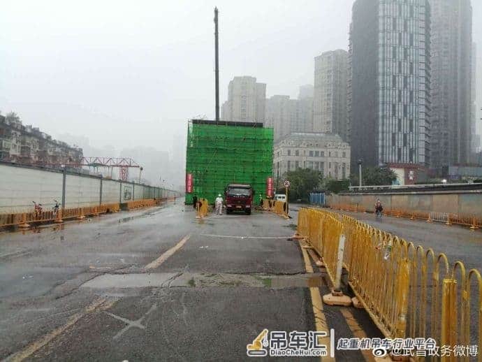 辟谣!“武汉武昌和平大道立交桥塌了”?武昌区:系6月9日工地履带吊侧翻事故
