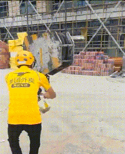 搞笑GIF:外卖小哥往工地送餐,放在吊车上这能拿到吗?