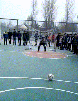搞笑GIF:外卖小哥往工地送餐,放在吊车上这能拿到吗?