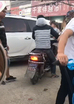 搞笑GIF:外卖小哥往工地送餐,放在吊车上这能拿到吗?