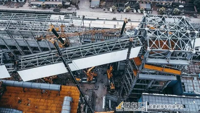 大吨位起重机5车联吊,挑战高难度高炉上料通廊吊装