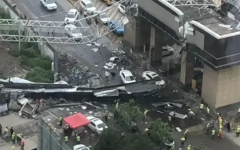 工地履带吊坍塌，砸扁过路车辆！行车记录仪拍下事故瞬间
