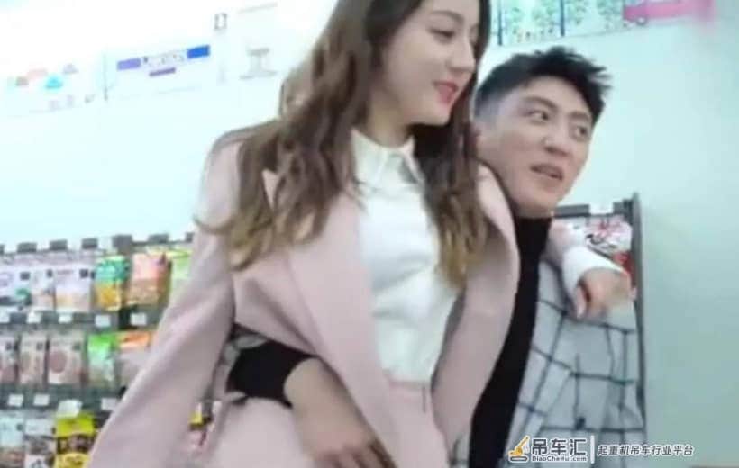 “人体吊车”黄景瑜单手拎起王嘉尔,健身推胸十几年居然是因为这个?