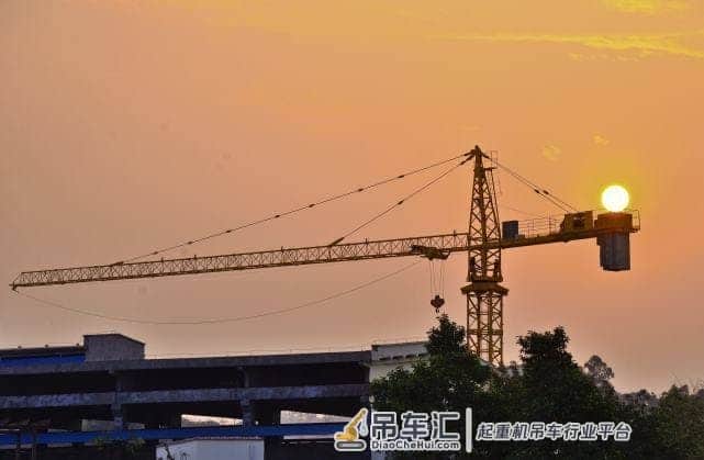 灵魂拷问|塔吊自身是怎么建那么高，是如何做到的呢