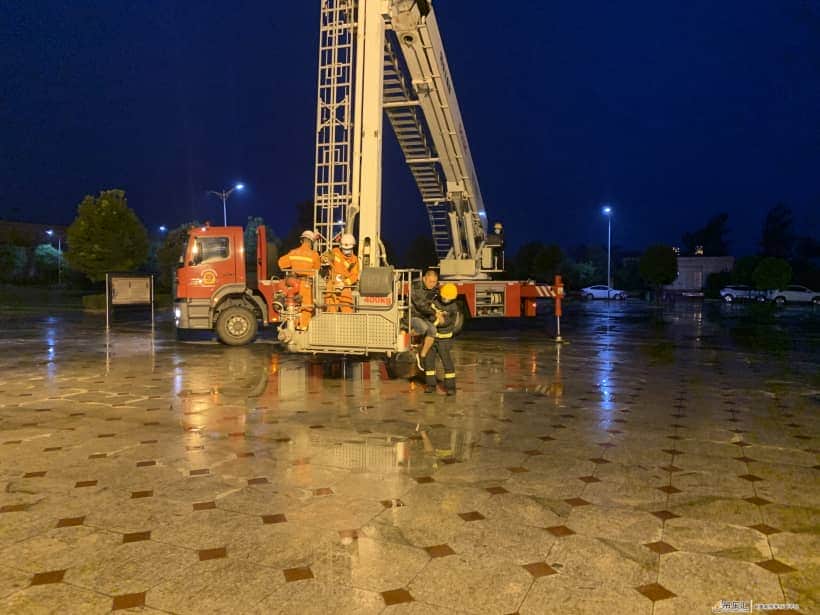 吊车出故障无法升降,维修人员冒雨困在16米高吊斗里两小时精神快崩溃了