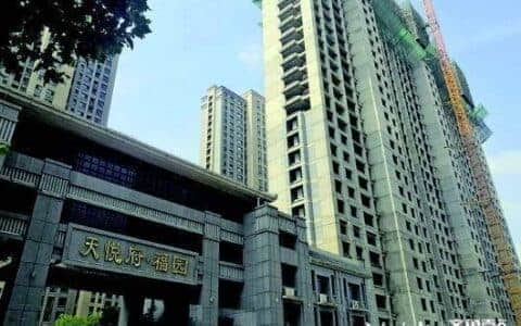 吊车整天头上晃，咋还要未完工证明？泰安这群业主被一纸证明难住