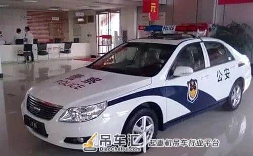 金湾吊车司机去斗门救援，却因为碰见这事火到了网上！