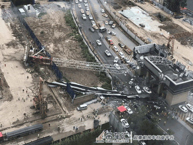 350吨翻车横跨闹市，吊钢筋笼引发严重事故...