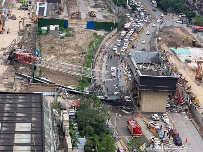 350吨翻车横跨闹市，吊钢筋笼引发严重事故...