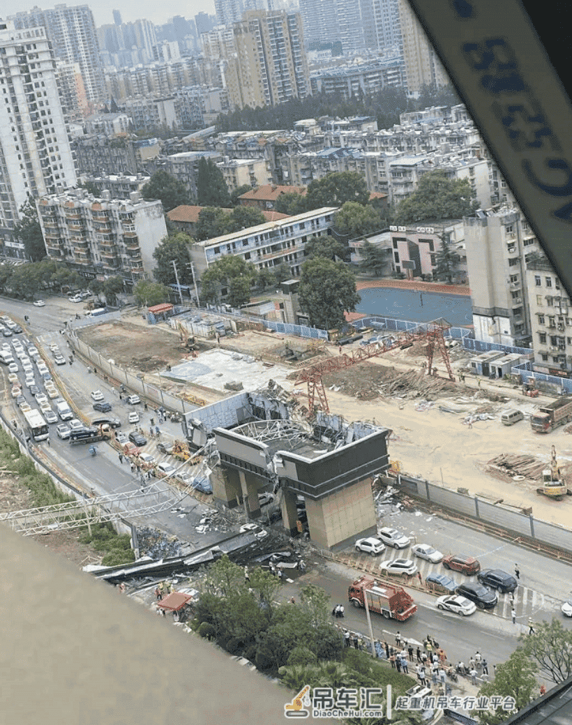 350吨翻车横跨闹市，吊钢筋笼引发严重事故...